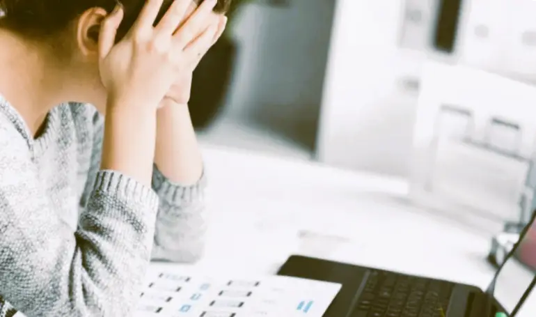 емоційне перенапруження часто проявляється через соматичні симптоми, зокрема – дискомфорт у горлі