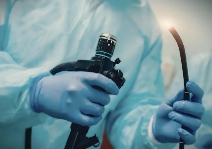 Езофагодуоденоскопія допомагає діагностувати гастроезофагеальну рефлюксну хворобу – часту причину відчуття кому в горлі.